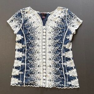 It’s Pink Short Sleeve Embroidered Detail Blue & White Top. SizeMedium P/1/A1386